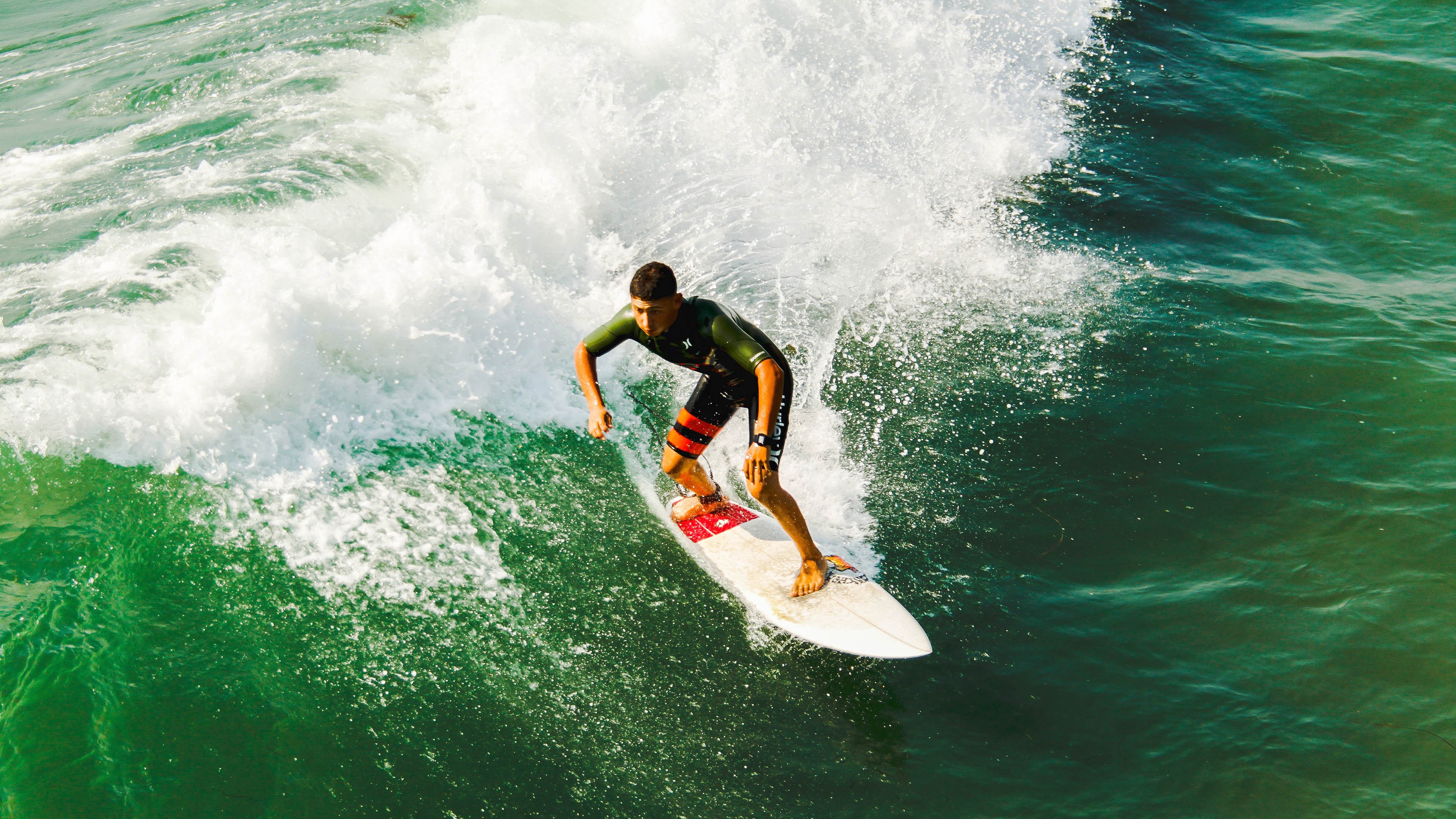 “德甲惊喜不断，新晋强队追逐榜首”，德甲老牌强队
