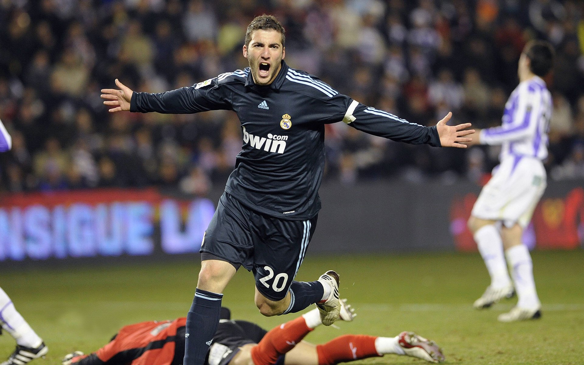 “足球+音乐+影像”多元文化产业融合，开创行业新局面，音乐与足球的融合课题