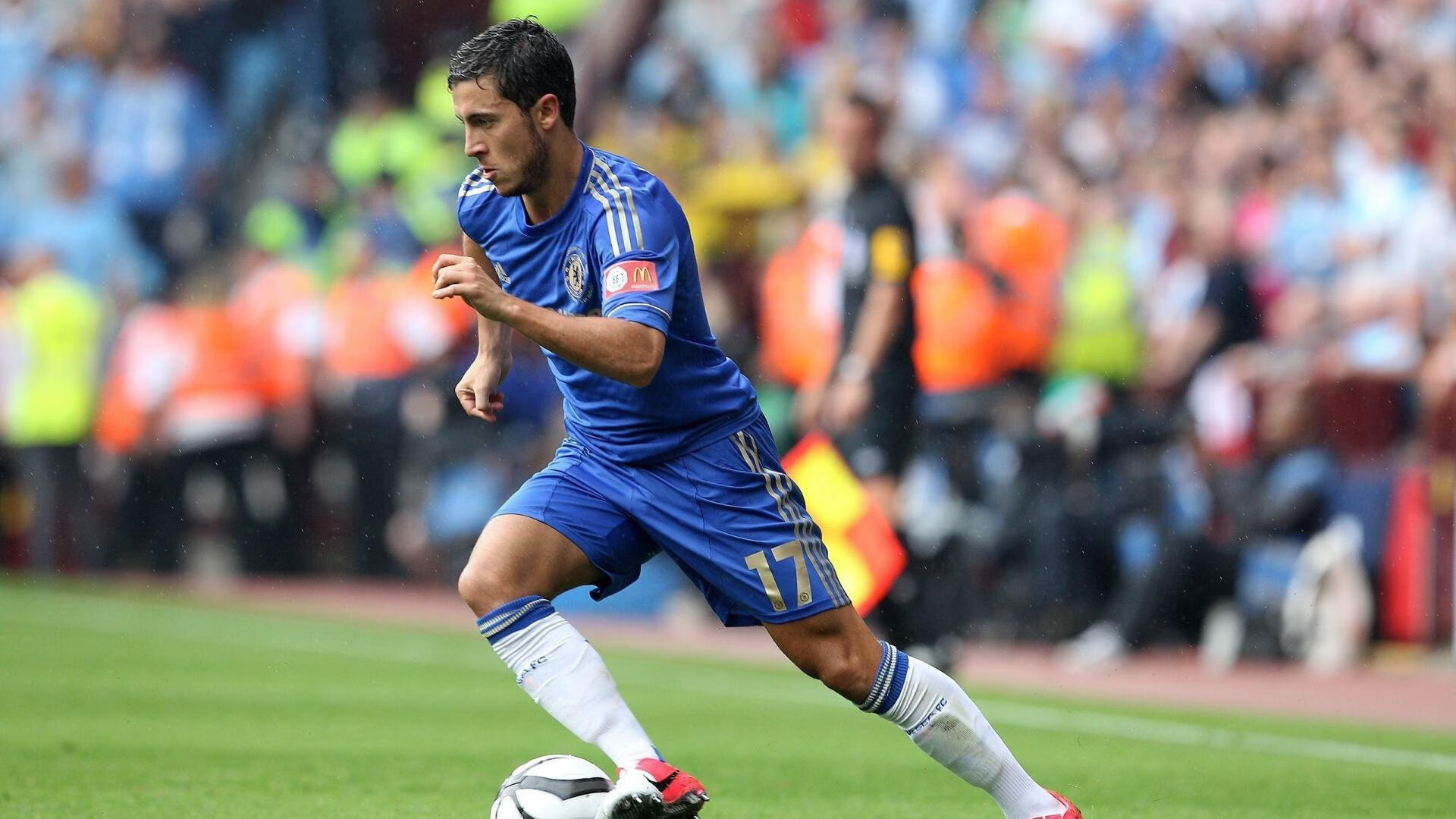 开运app入口-逆境中奋勇拼搏：永不言弃的足球战士，足球运动员逆足